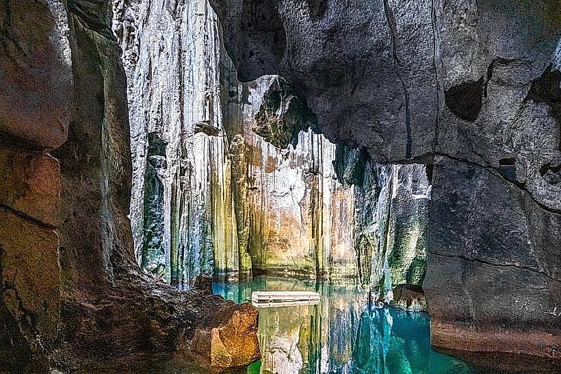 Sawa-i-Lau Caves