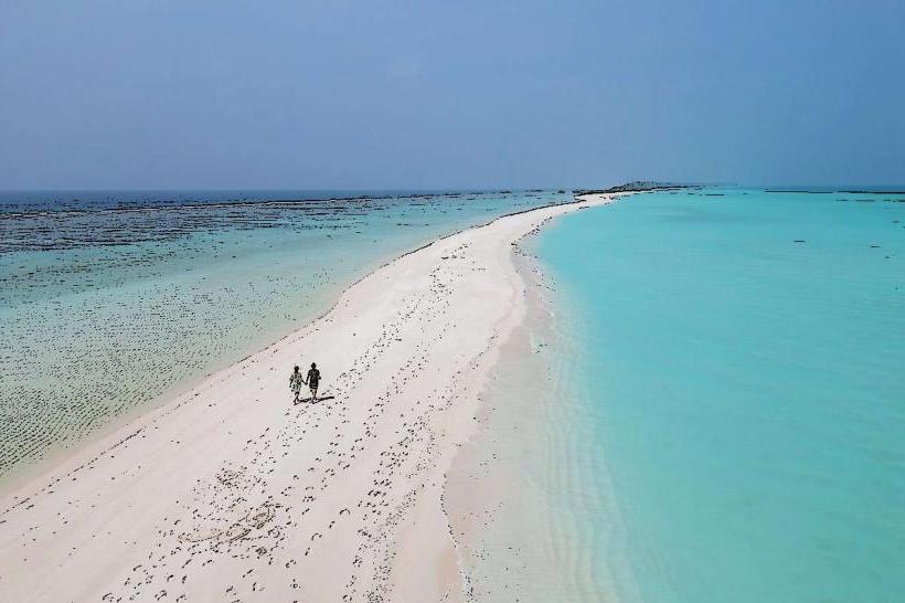 Dhigurah Beach