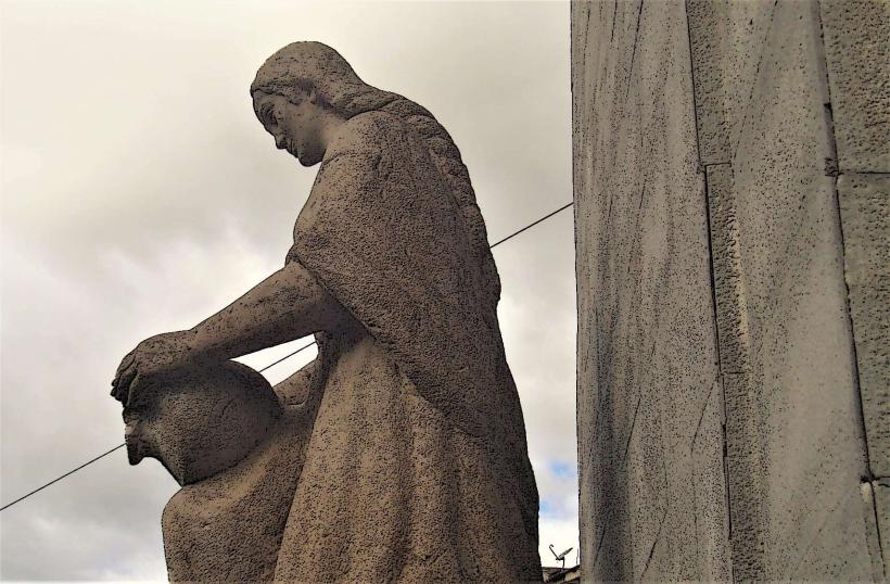 Monumento a la Mujer Cuencana