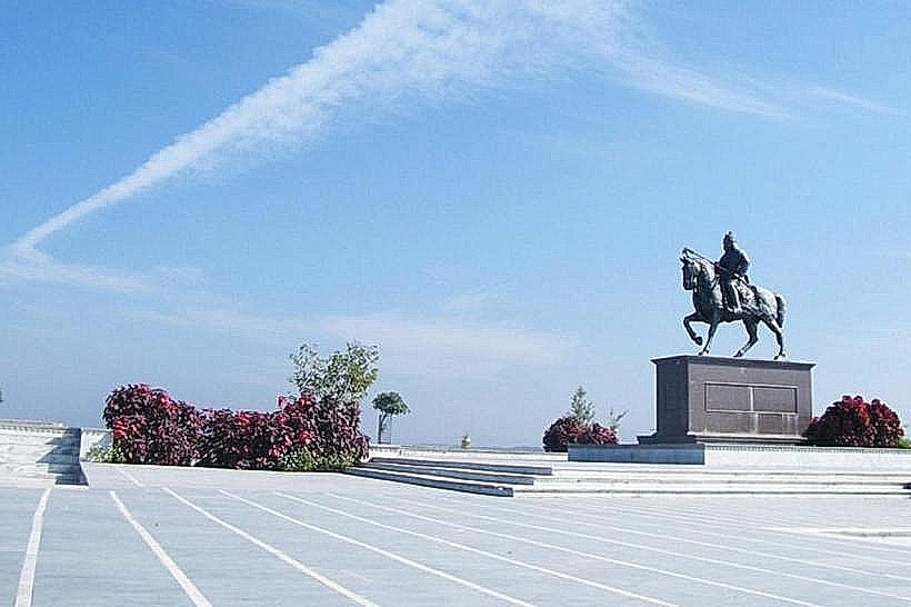 Moti Magri (Pearl Hill)