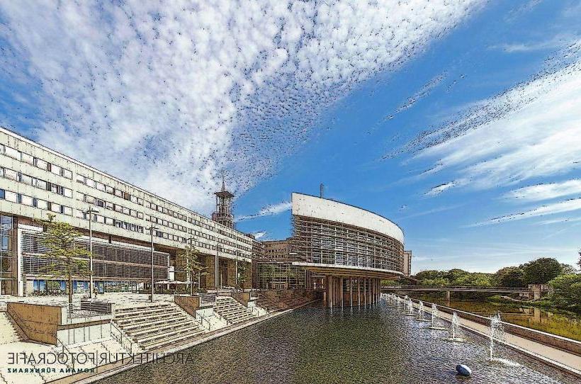 Regierungsgebäude (Government Building)